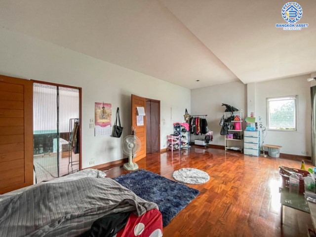 *****บ้านเดี่ยวมือสอง ม. ซอย พหลโยธิน56 พหลโยธิน บ้านเดี่ยวหลังใหญ่ ภายในตกแต่งหรูหรา สวยมาก  บนเนื้อที่เยอะถึง 98.60 ตร.ว.  3 ห้องนอน 3 ห้องน้ำ 2 ที่จอดรถ ภายในบรรยากาศร่มรื่นมีความเป็นส่วนตัวมาก พร้อมมีสระน้ำในตัว  บนพื้นที่กว่า 316 ตร.ม บนทำเลที่ดี เชื่อมต่อถนน พหลโยธิน, ลำลูกกา, วิภาวดี-รังสิต เดินทางสะดวกใกล้รถไฟฟ้า สถานี "แยก คปอ, คูคต"